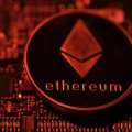 Отток из ETF на Ethereum давит на ETH: трейдеры следят за ротацией
