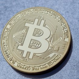 Биткоин сползает к $58 000: давят оттоки из ETF и экспирация опционов