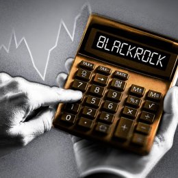 Заявления о «сбросе биткоина на $185 млн» со стороны BlackRock подогрели панику вокруг ETF на фоне минимальных за цикл объёмов