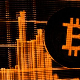 Биткоин приближается к $67 000, подтягивая Strategy и другие крипто-акции